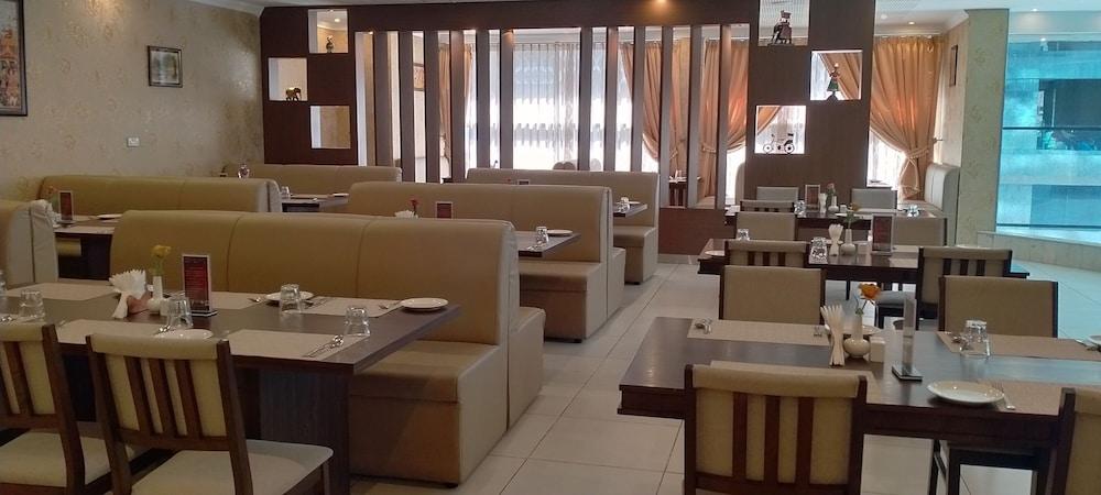 The Castle Premium Hotel Doha Kültér fotó
